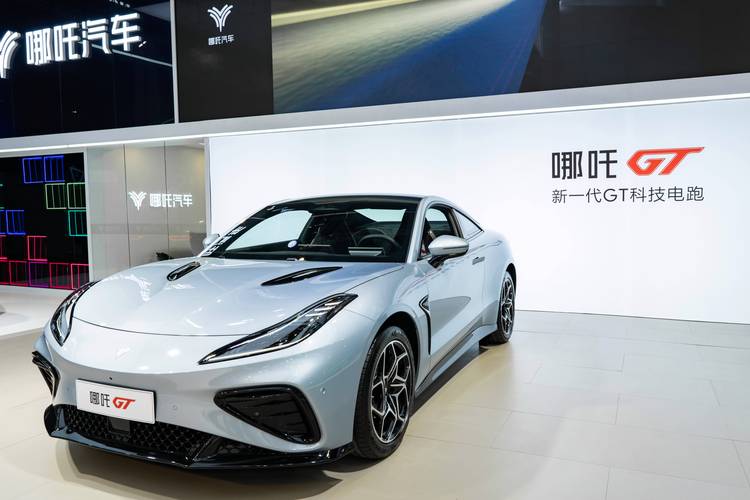 佛山77哪吒汽车在智能汽车领域的表现，领途汽车在新能源汽车市场中的影响力